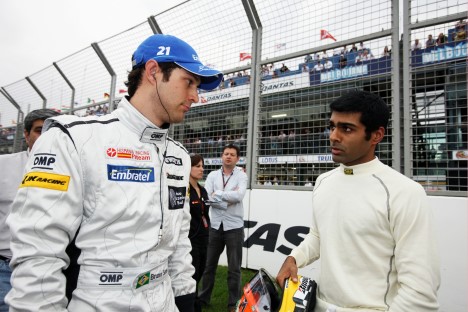 Karun Chandhok (th.) blev den første til at gennemføre for Hispania på en 14. plads